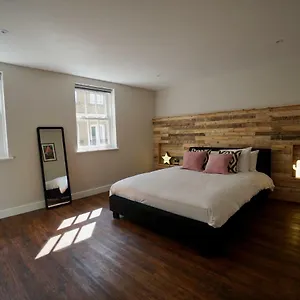 Holiday home N5 Townhouse, Sleeps 20, Brighton